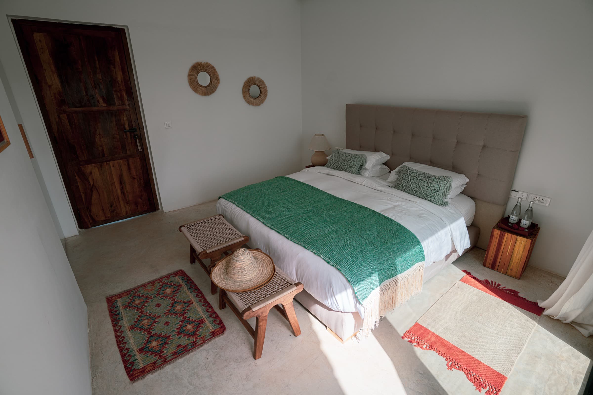 Chambre 2 — lit king size, dessus de lit émeraude et kilims
