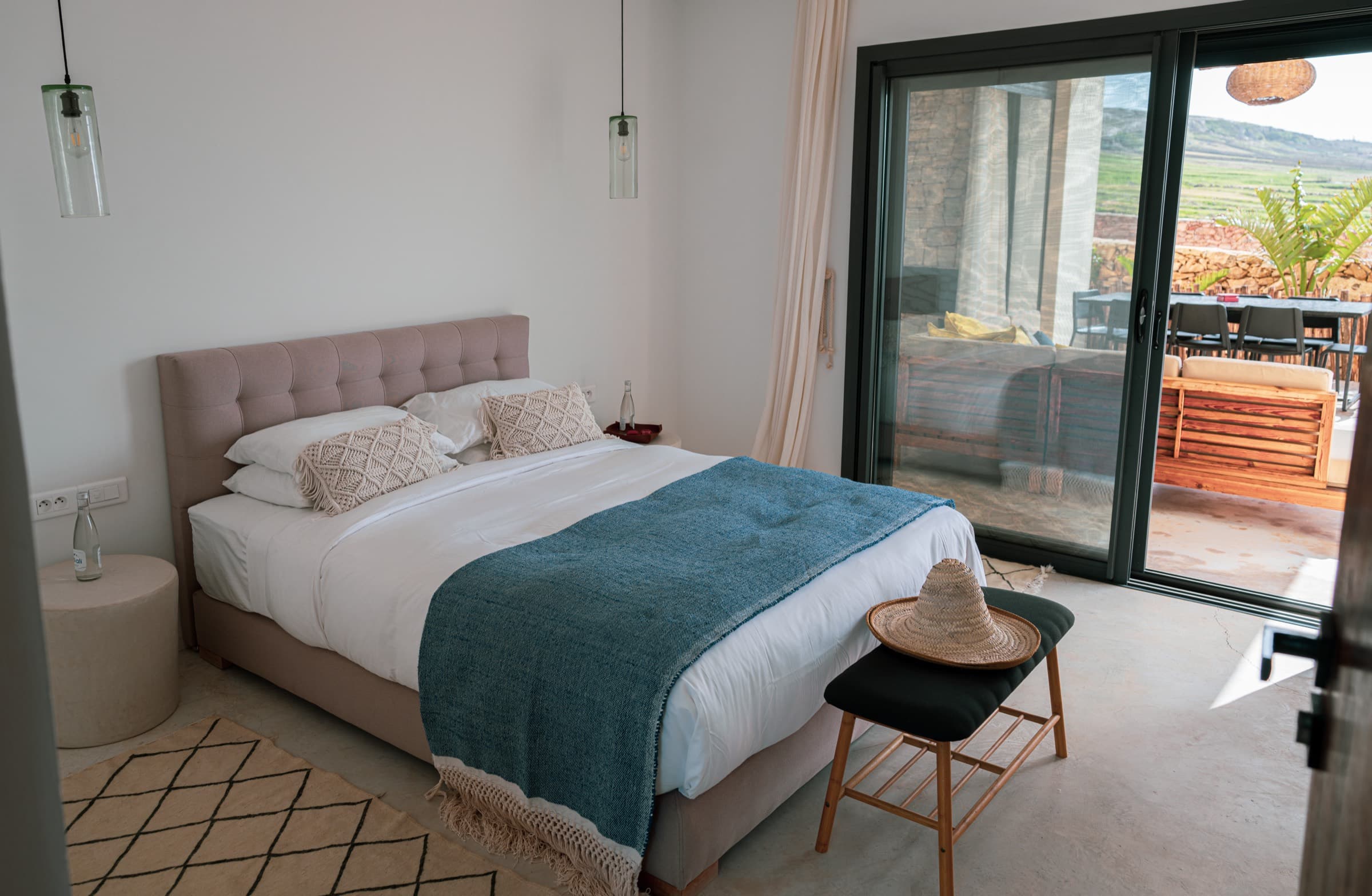 Chambre 3 — plaid bleu, baie ouverte sur la terrasse et les collines