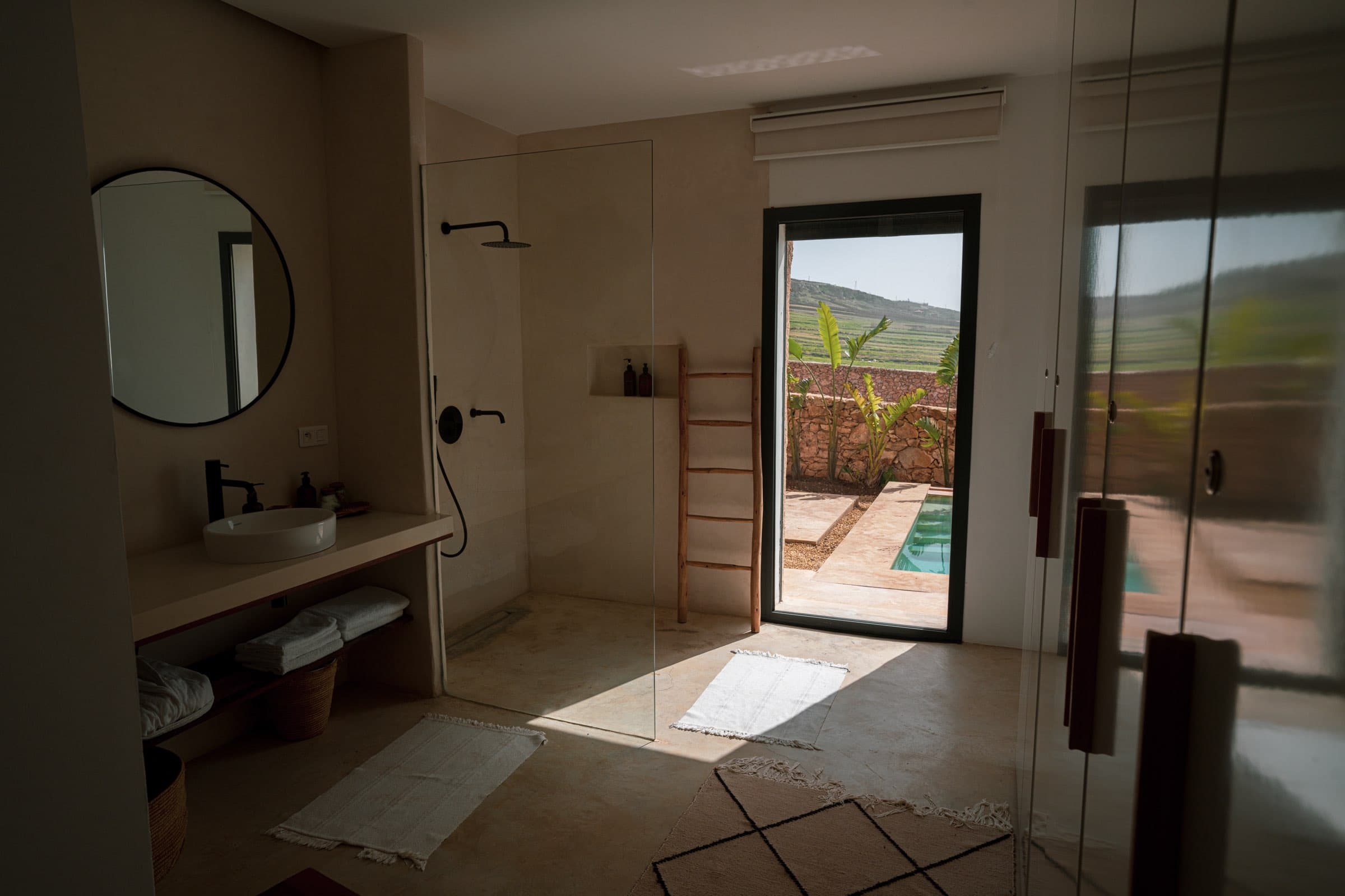 La salle de bain de la Suite, ouverte sur le patio et les collines