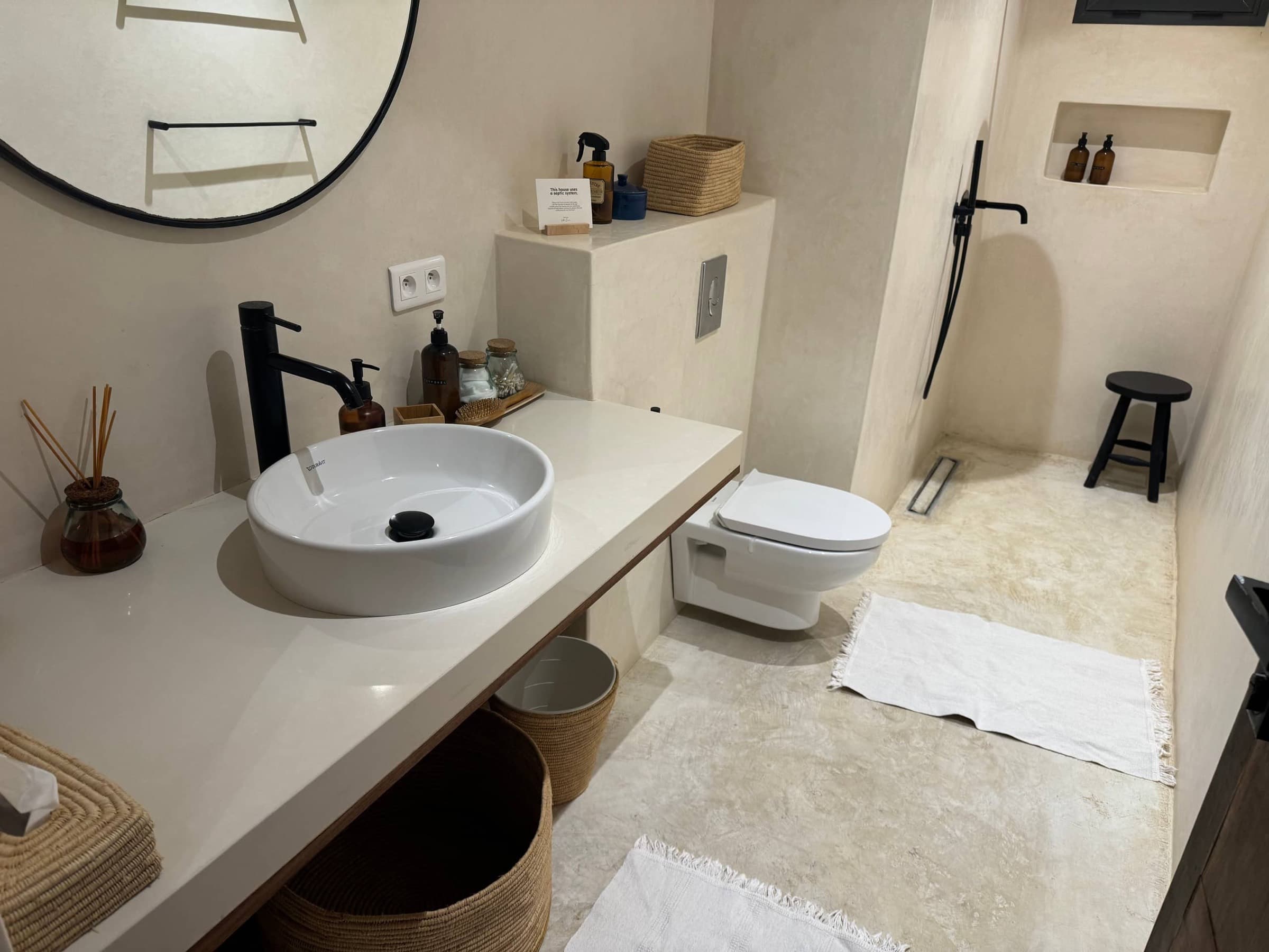 La salle de bain partagée des chambres 2 et 3 — douche à l'italienne et tadelakt