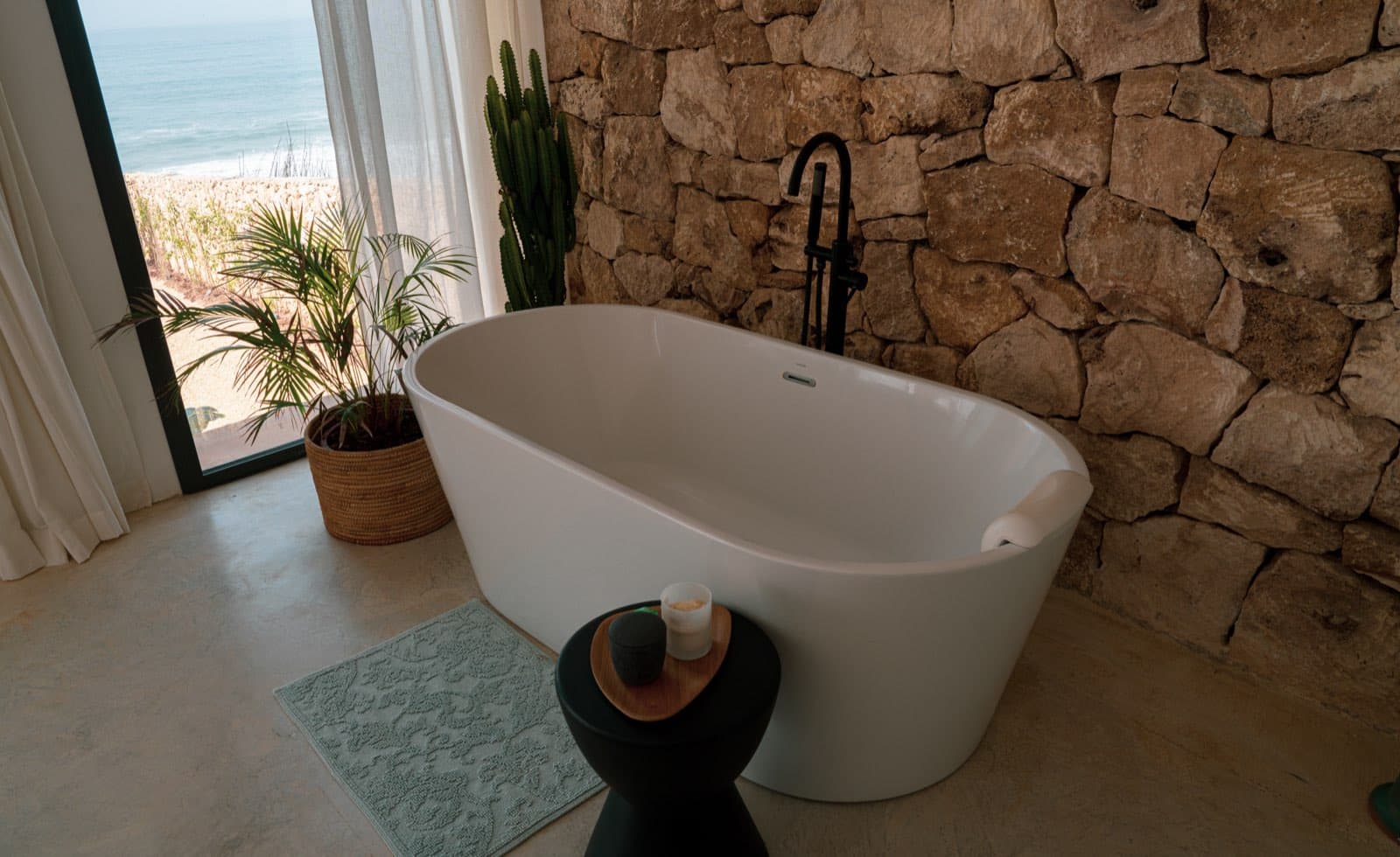 Baignoire îlot, plage en contrebas