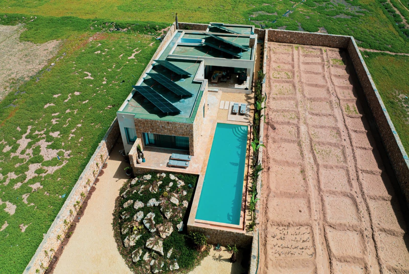 Vue aérienne de Villa Cama, piscine face à l'océan Atlantique