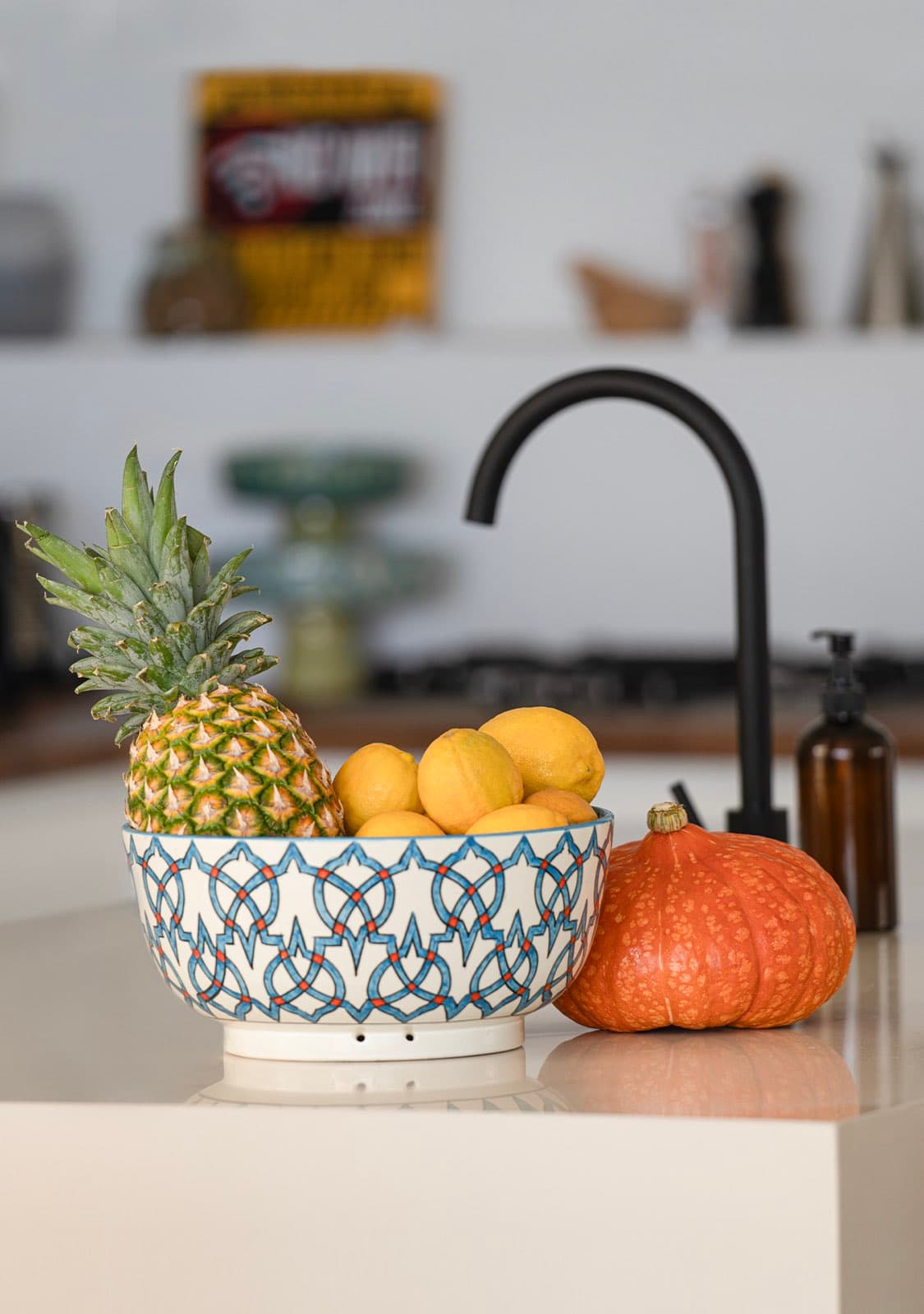 Coupe de fruits frais sur l'îlot