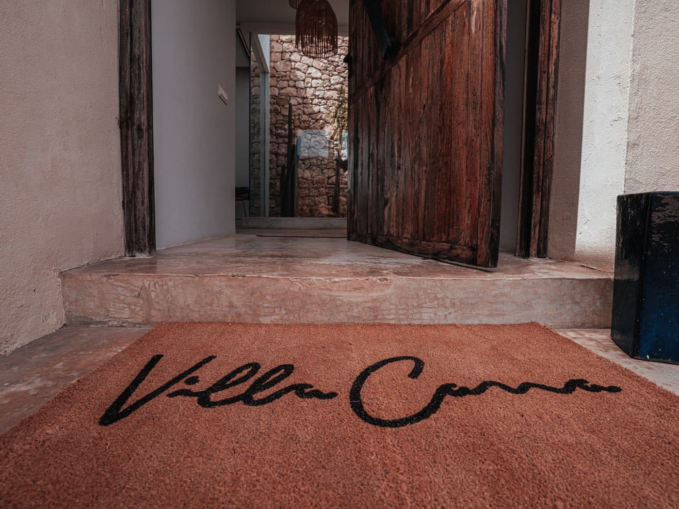 Entrée de la villa, tapis signature Villa Cama