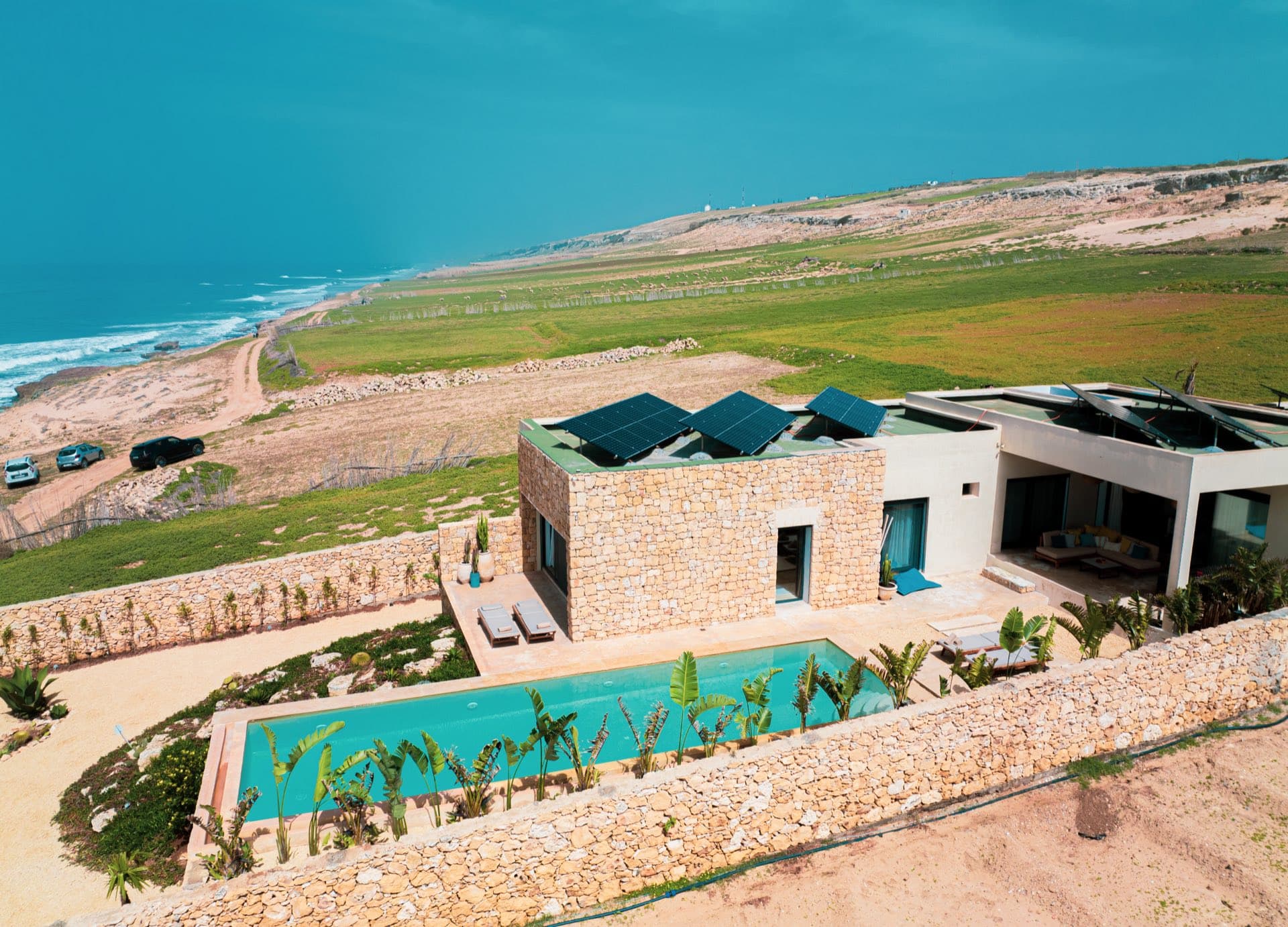 Vue aérienne de Villa Cama, piscine face à l'océan Atlantique
