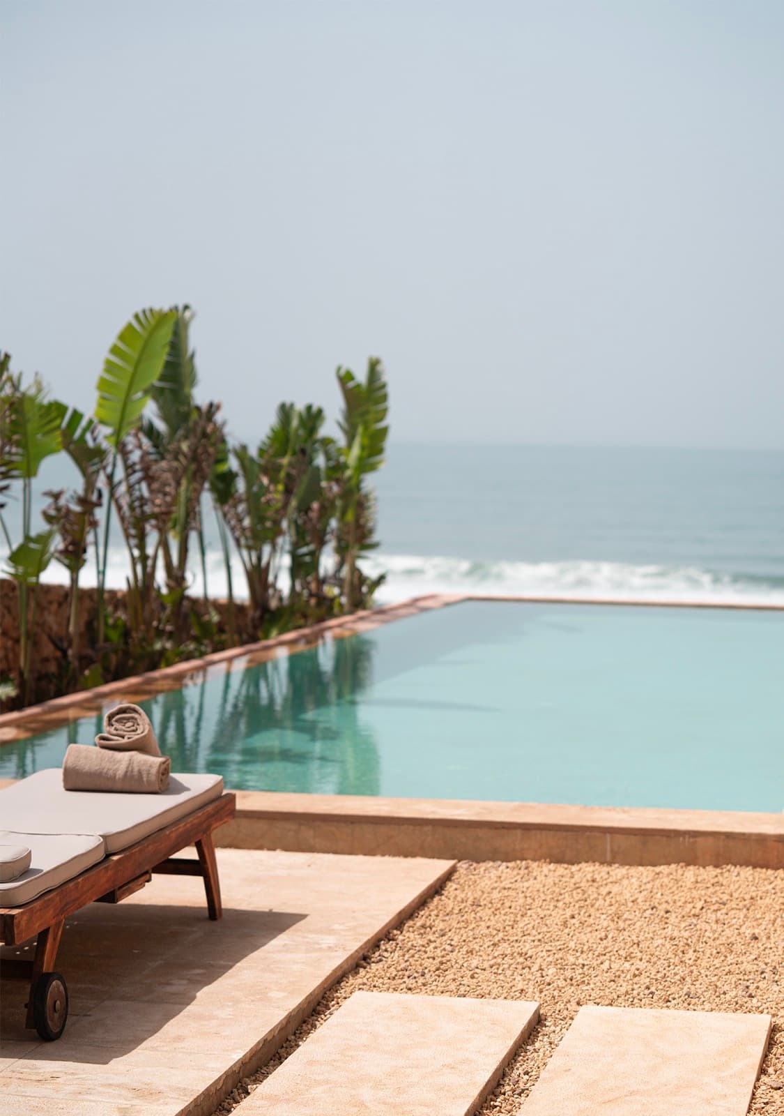 Vue aérienne de Villa Cama, piscine face à l'océan Atlantique