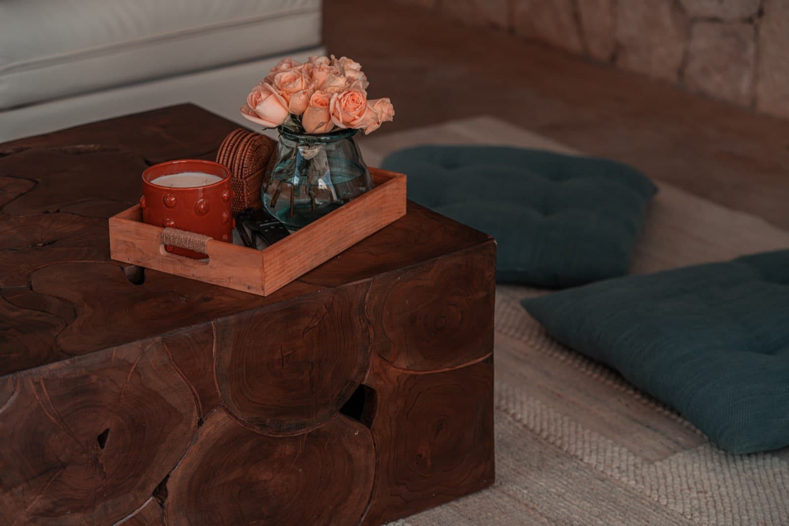 Table basse en bois massif, roses et coussins