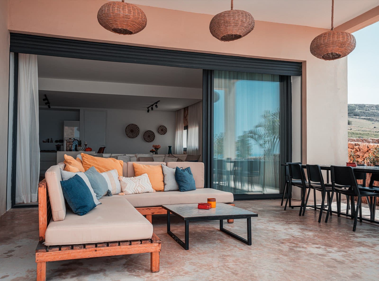 Salon d'extérieur sous la terrasse couverte